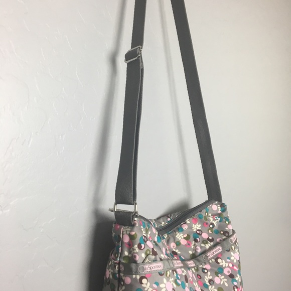 💋SOLD💋 lesportsac Crossbody Bag Floral Pink Grey - Picture 4 of 8